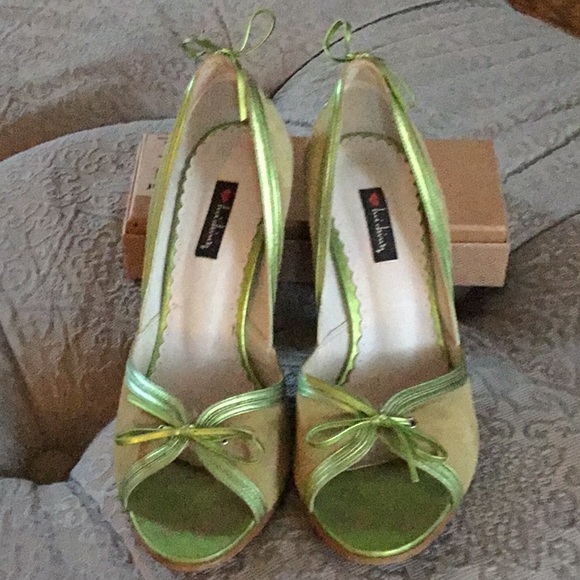 Green suede with metallic accent peep toe and wooden heel - Picture 3 of 3